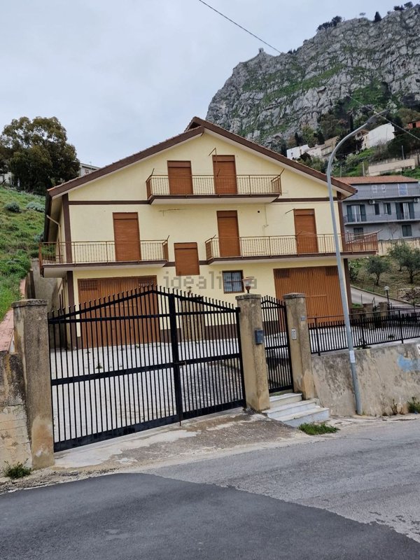 casa indipendente in vendita a Sutera