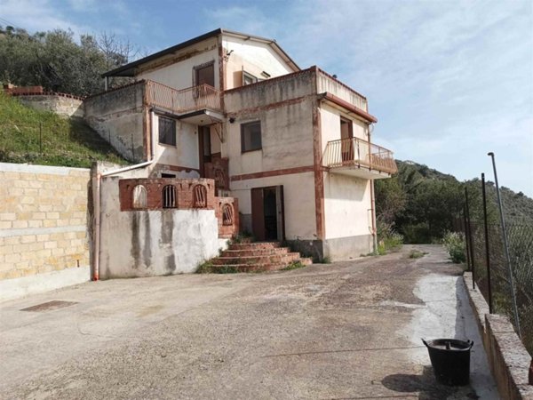 casa indipendente in vendita ad Aidone