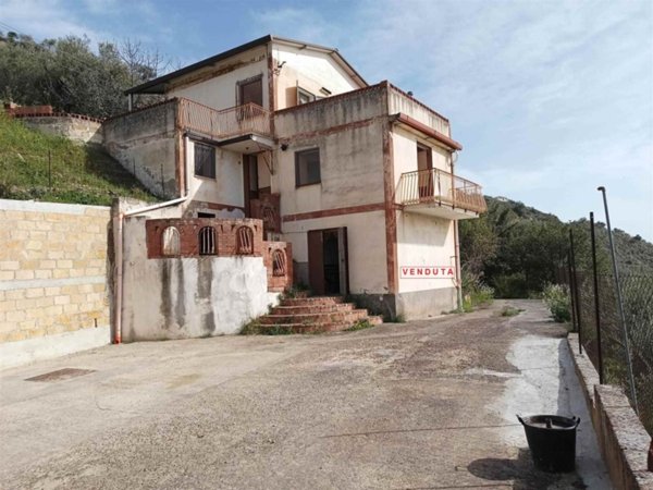 casa indipendente in vendita ad Aidone