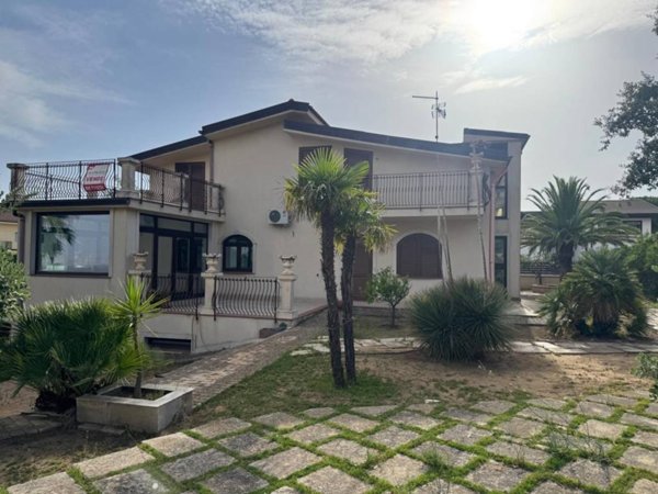 casa indipendente in vendita ad Assoro
