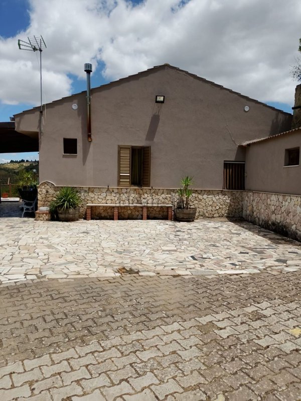 casa indipendente in vendita ad Assoro