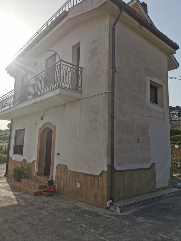 casa indipendente in vendita ad Enna in zona Pergusa