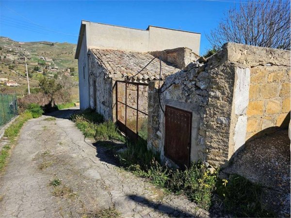 locale di sgombero in vendita ad Enna