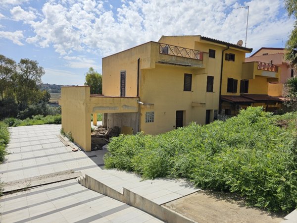 casa indipendente in vendita ad Enna in zona Pergusa