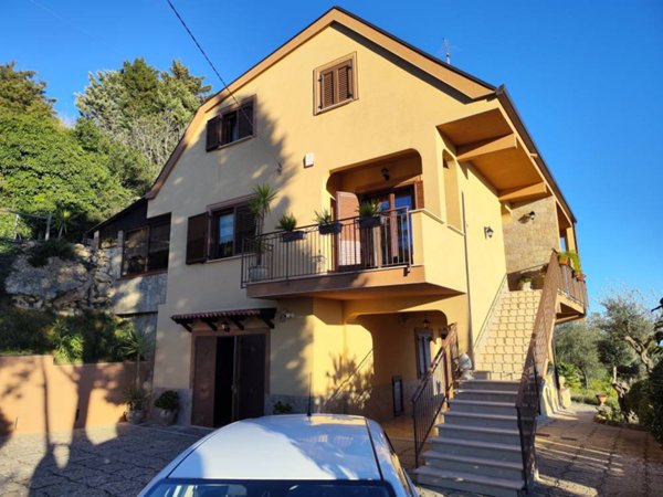 casa indipendente in vendita ad Enna in zona Pergusa