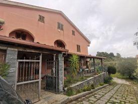casa indipendente in vendita ad Enna in zona Pergusa