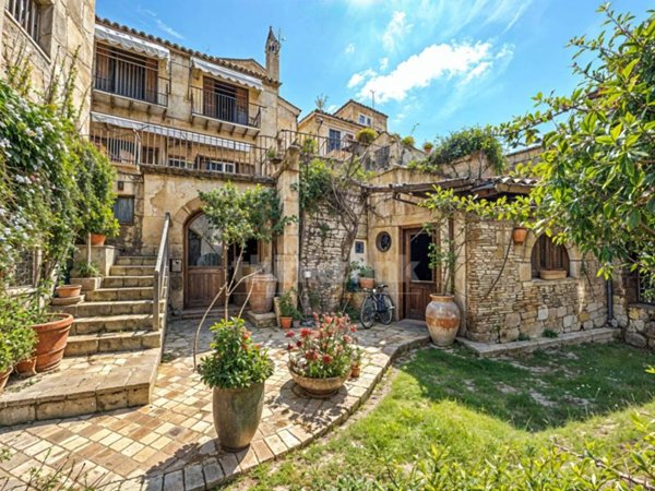 casa indipendente in vendita ad Enna in zona Enna Alta