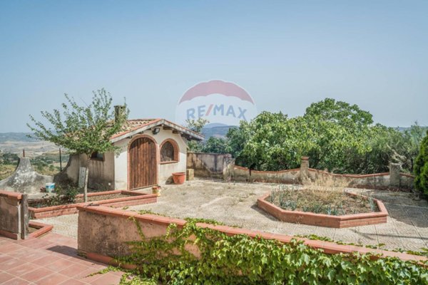 casa indipendente in vendita ad Enna in zona Pergusa