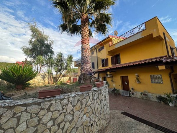 casa indipendente in vendita ad Enna in zona Pergusa