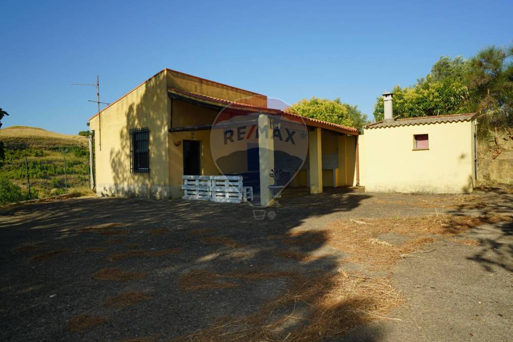 casa indipendente in vendita ad Enna in zona Pergusa