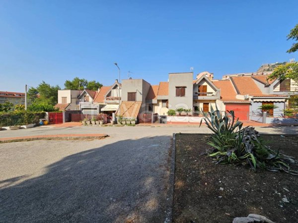 casa indipendente in vendita ad Enna in zona Sant'Anna / Enna Bassa