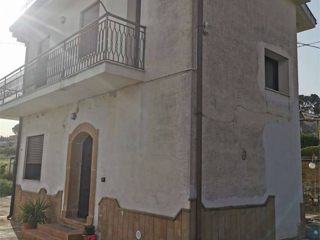 casa indipendente in vendita ad Enna in zona Pergusa
