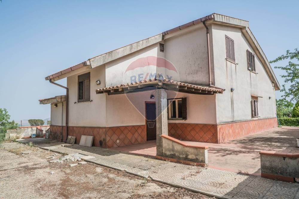 casa indipendente in vendita ad Enna in zona Pergusa