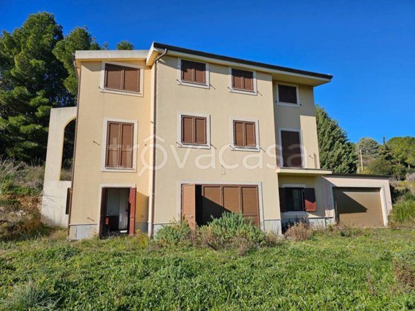 casa indipendente in vendita ad Enna in zona Pergusa