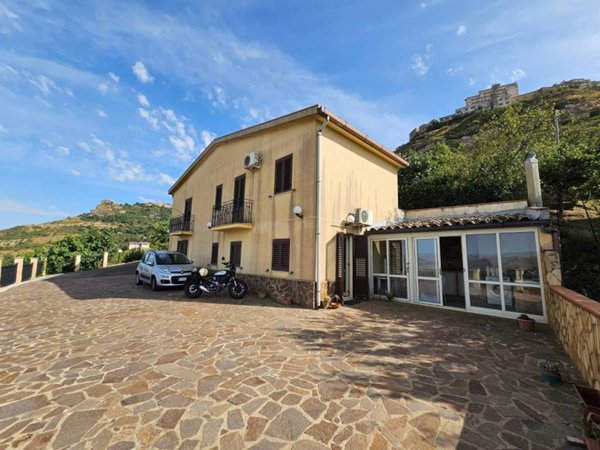 casa indipendente in vendita ad Enna in zona Enna Alta