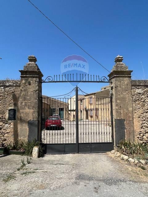 casa indipendente in vendita ad Enna in zona Pergusa