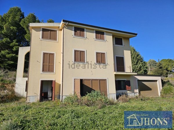 casa indipendente in vendita ad Enna in zona Pergusa