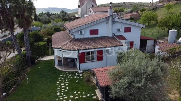 casa indipendente in vendita ad Enna in zona Pergusa