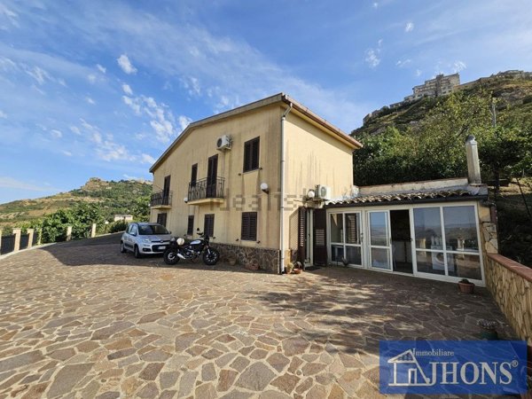 casa indipendente in vendita ad Enna