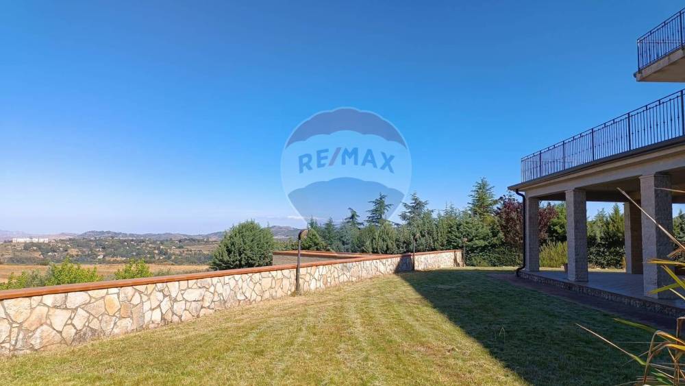 casa indipendente in vendita ad Enna in zona Pergusa