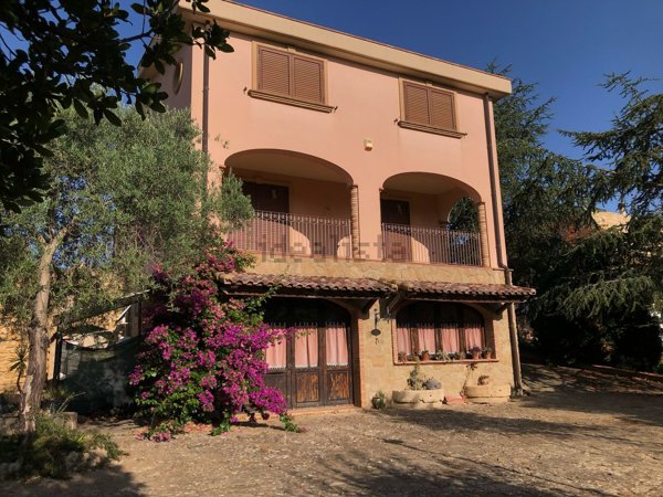 casa indipendente in vendita ad Enna in zona Pergusa