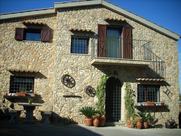 casa indipendente in vendita ad Enna in zona Pergusa