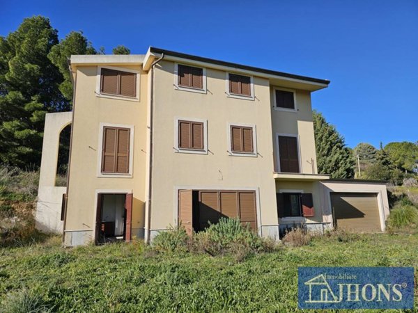 casa indipendente in vendita ad Enna in zona Pergusa