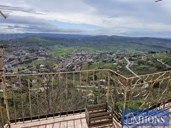 casa indipendente in vendita ad Enna in zona Enna Alta