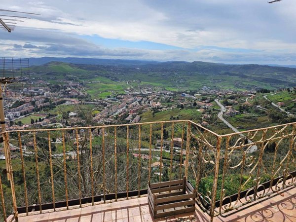 casa indipendente in vendita ad Enna in zona Enna Alta