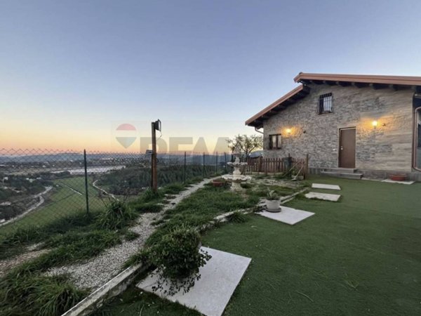 casa indipendente in vendita ad Enna in zona Pergusa