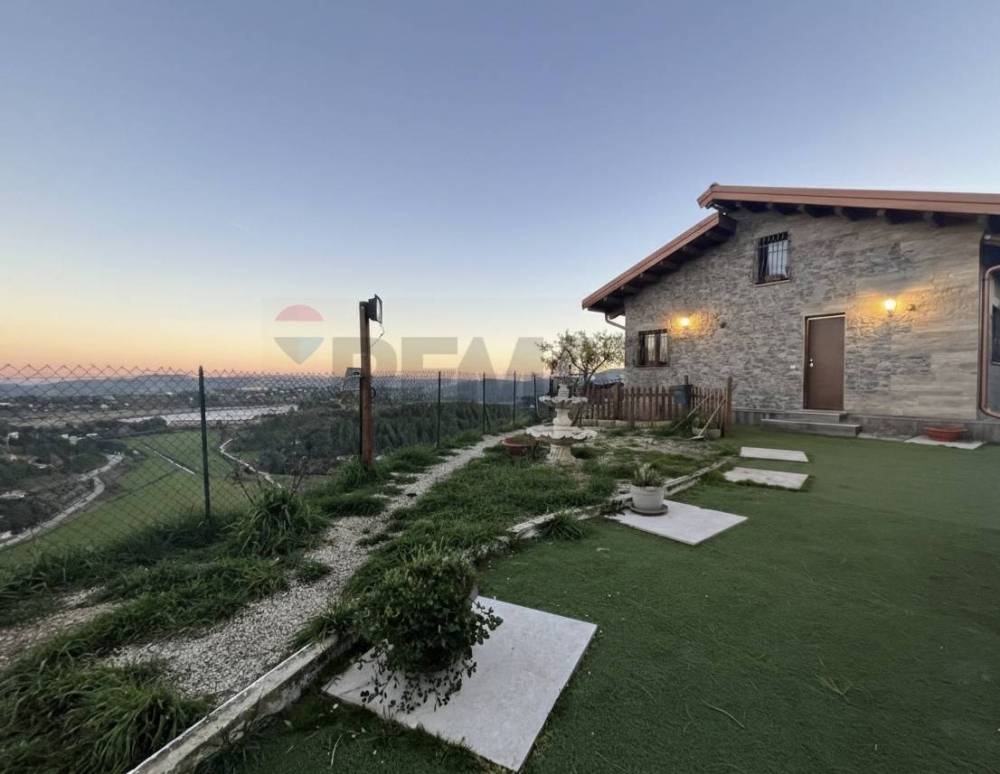casa indipendente in vendita ad Enna in zona Pergusa