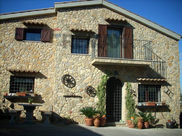 casa indipendente in vendita ad Enna in zona Pergusa
