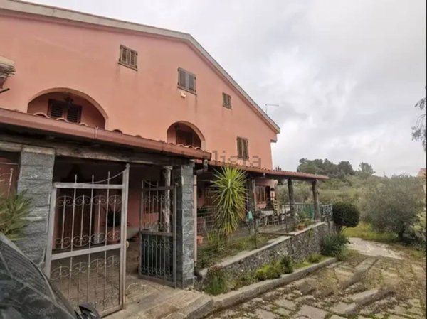 casa indipendente in vendita ad Enna in zona Pergusa