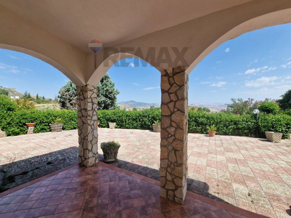 casa indipendente in vendita ad Enna in zona Pergusa