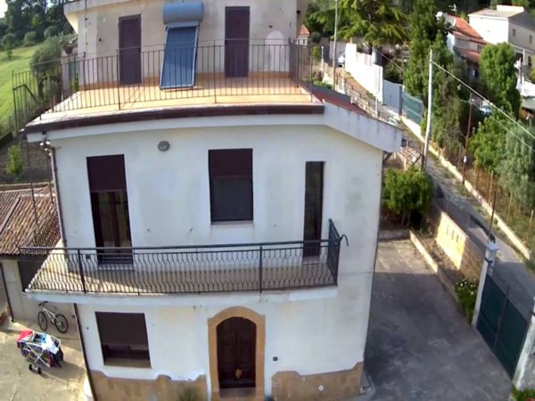 casa indipendente in vendita ad Enna in zona Pergusa