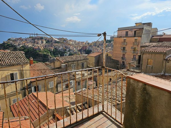casa indipendente in vendita ad Enna in zona Enna Alta