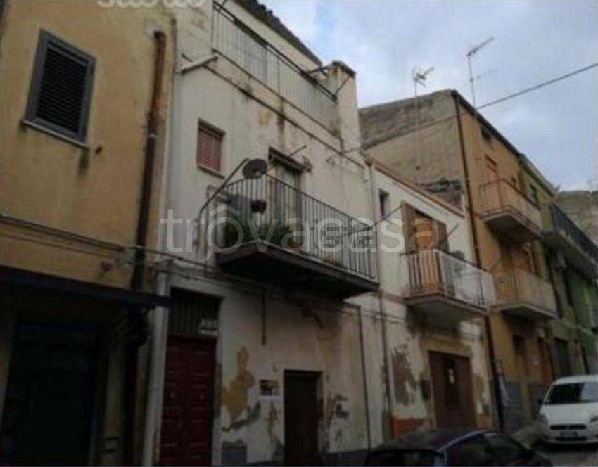 casa indipendente in vendita a Leonforte