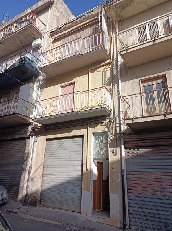 casa indipendente in vendita a Leonforte