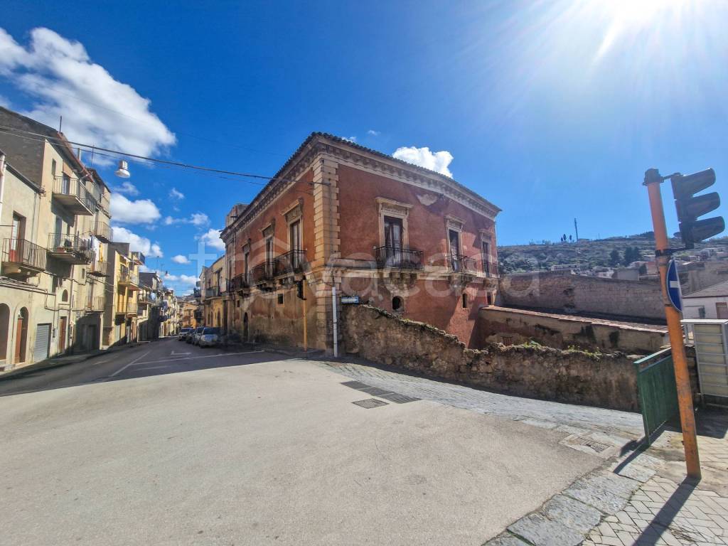 casa indipendente in vendita a Leonforte