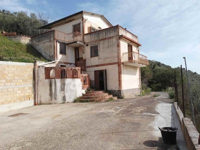 casa indipendente in vendita a Leonforte