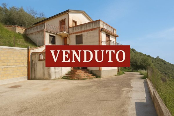 casa indipendente in vendita a Leonforte