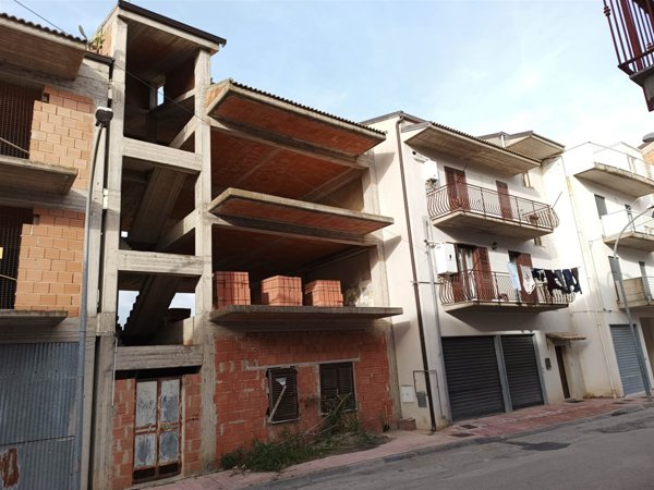 casa indipendente in vendita a Leonforte