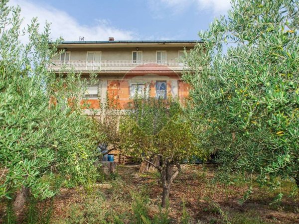 casa indipendente in vendita a Leonforte