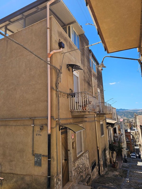 casa indipendente in vendita a Leonforte