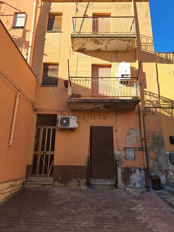 casa indipendente in vendita a Leonforte