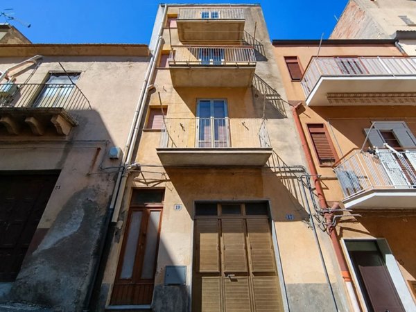 casa indipendente in vendita a Leonforte