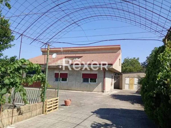 casa indipendente in vendita a Leonforte