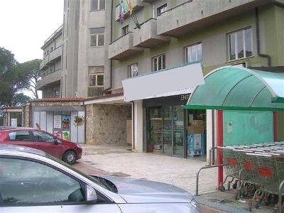 locale commerciale in vendita a Nicosia