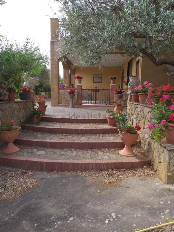 casa indipendente in vendita a Piazza Armerina in zona Azzolina
