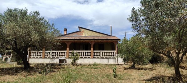 casa indipendente in vendita a Piazza Armerina in zona Azzolina